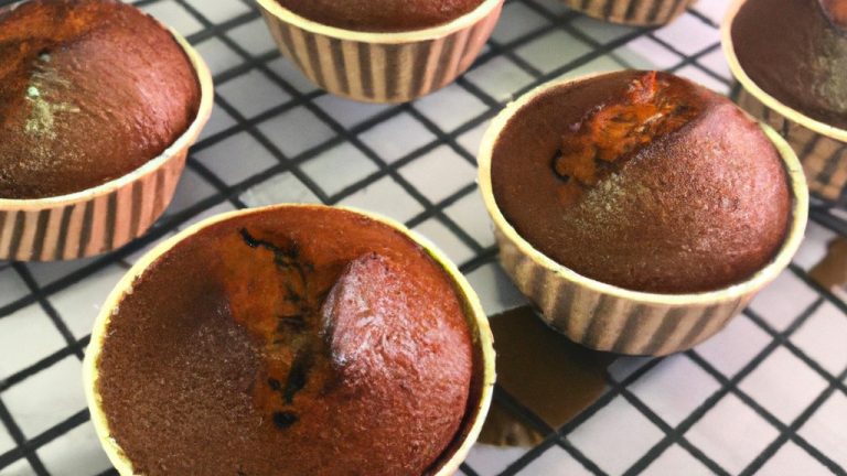 Imagem de um petit gateau de chocolate cozido em uma airfryer, com uma calda de chocolate escorrendo pelas laterais. O petit gateau tem um centro derretido e é servido em um prato branco.