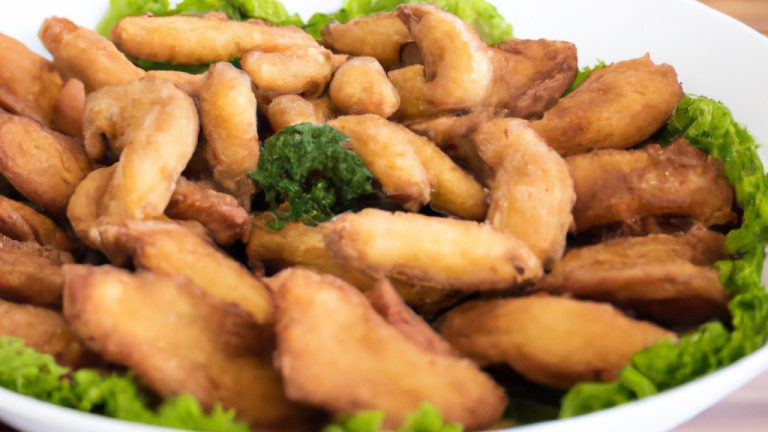 Imagem de um filé de pirarucu frito na airfryer, com pele crocante e carne branca e suculenta. O peixe é guarnecido com limão e ervas frescas.