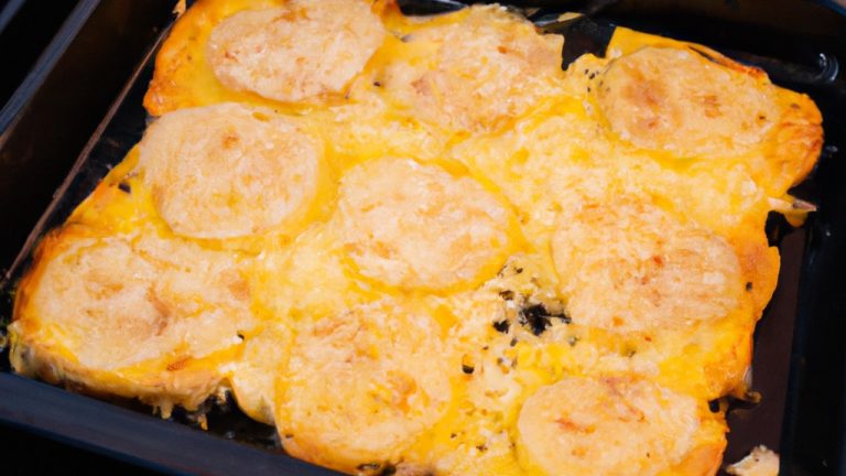 Pizza de batata-doce frita na Airfryer, com uma crosta crocante e um recheio saboroso. A batata-doce é ralada e temperada com ervas e especiarias, criando uma base saudável e deliciosa para a pizza. O recheio é coberto com molho de tomate, queijo e seus ingredientes favoritos, resultando em uma refeição deliciosa e satisfatória.