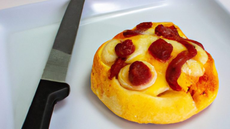 Imagem de uma pizza de pão árabe pronta na Airfryer, com cobertura de molho de tomate, queijo derretido e outros ingredientes. A pizza está sobreposta em uma tábua de cortar de madeira.