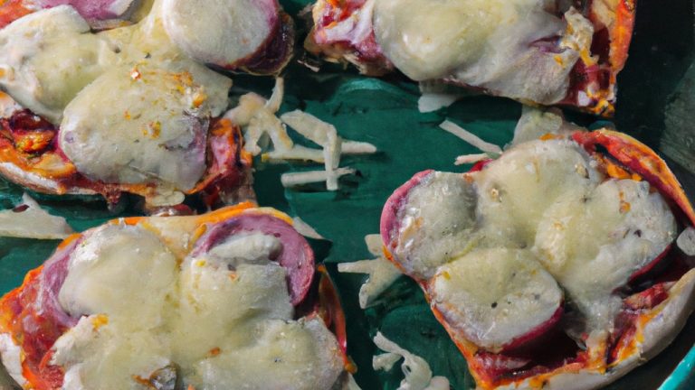Imagem de uma pizza de rap10 feita na airfryer. A pizza tem uma crosta crocante e dourada e está coberta com molho de tomate, queijo e coberturas.
