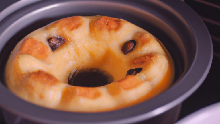 Imagem de uma tigela pequena de pudim de leite cremoso cozido em uma airfryer. O pudim tem uma crosta dourada crocante por cima e um interior macio e cremoso por baixo. A tigela é colocada sobre uma toalha de mesa branca com um garfo de sobremesa ao lado.