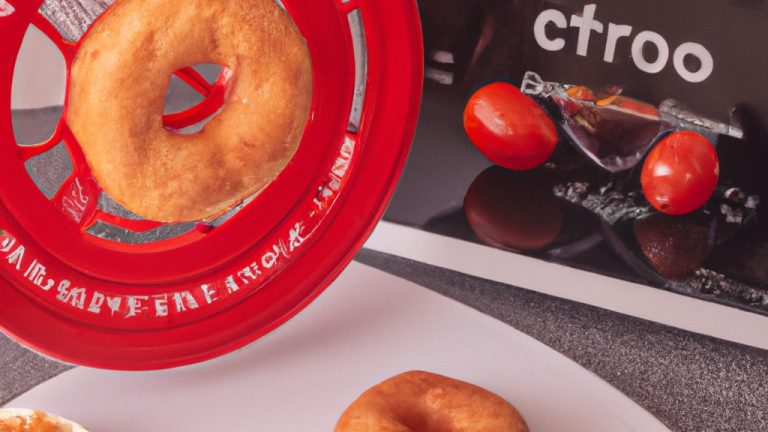 Imagem de uma porção de queijo Brie coberto com tomates cereja em uma cesta de airfryer. O queijo está derretido e borbulhante, e os tomates cereja estão caramelizados.