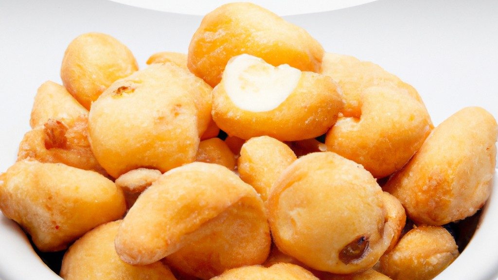 Imagem de bolinhas de queijo douradas e crocantes empilhadas em um prato, feitas com apenas três ingredientes e preparadas na Airfryer para uma receita fácil e deliciosa.