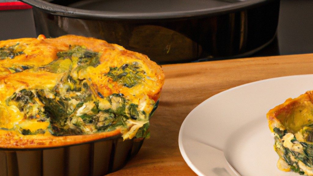 Imagem de uma quiche de espinafre pronta, com crosta dourada e recheio verde vibrante. A quiche está em uma forma de torta escura e é mostrada de cima.