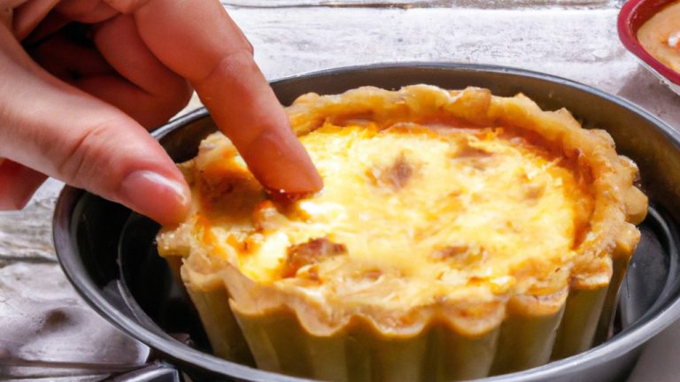 Imagem de uma quiche fit assada em uma airfryer. A quiche é feita com uma crosta de grão integral e recheada com ovos, vegetais e queijo. A quiche é coberta com uma crosta dourada e escamosa.