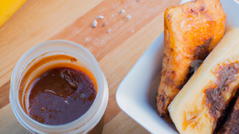 Foto de uma airfryer com uma banana cortada ao meio dentro. A banana está coberta com canela e açúcar mascavo.