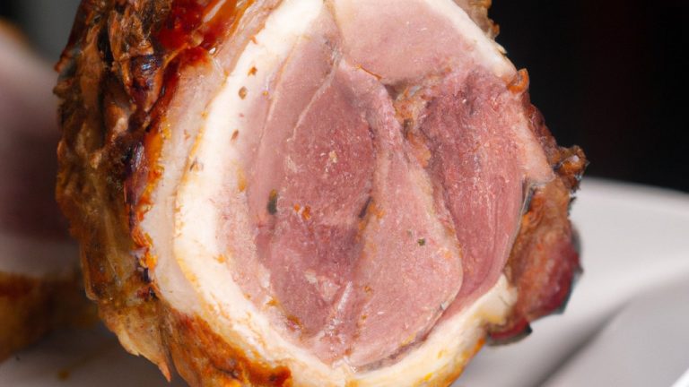 Imagem de um lombo de porco recheado e assado na Airfryer, coberto com uma crosta crocante e dourada. O recheio é visível através de uma fenda no lombo, revelando uma mistura saborosa de ervas, especiarias e vegetais. O lombo é apresentado em uma travessa, acompanhado por guarnições opcionais, como batatas assadas ou legumes grelhados.