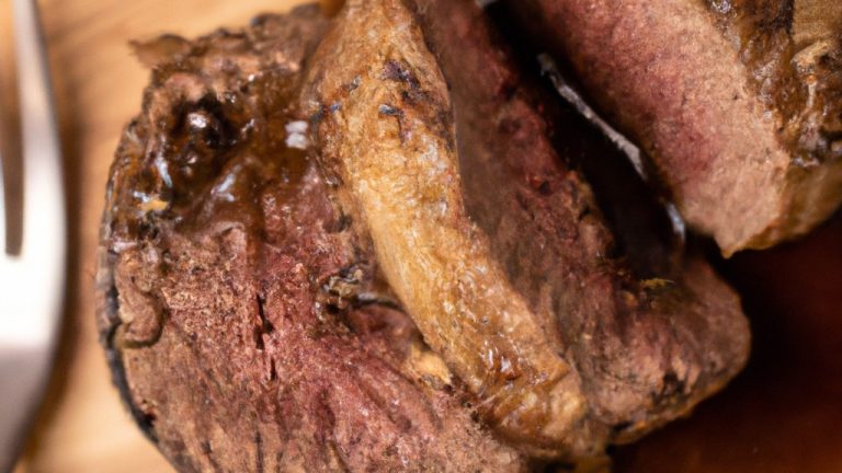 Imagem de medalhões de carne moída cozidos na Airfryer, servidos em um prato com arroz e legumes. Os medalhões são dourados e crocantes, com um interior suculento.