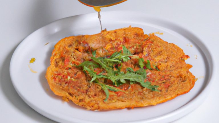 Imagem de panquecas verdes feitas com rúcula, espalhadas com tomates secos e polvilhadas com queijo parmesão.