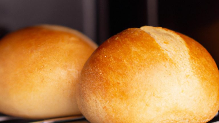 Imagem de um pão caseiro dourado e crocante cozido em uma Airfryer. O pão tem uma crosta crocante e um miolo macio e fofo.