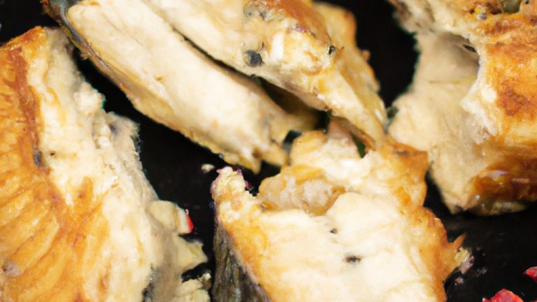 Imagem de um prato com filés de peixe abrótea empanados e dourados, servidos com fatias de limão e um molho à parte. O peixe é preparado na Airfryer, tornando-se uma opção saudável e prática para uma refeição rápida e saborosa.