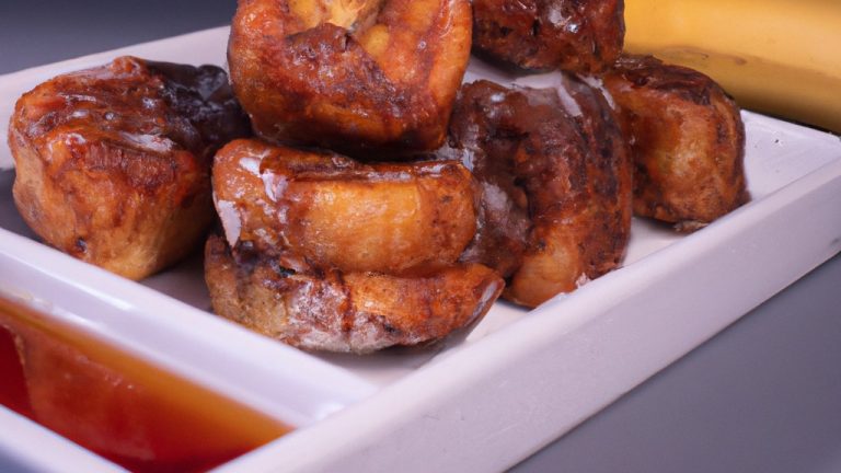 Imagem de bananas fatiadas cobertas com uma mistura de canela e açúcar em uma cesta da Airfryer. A Airfryer é preta e vermelha, e a cesta é branca. A imagem mostra como fazer uma sobremesa de banana na Airfryer.