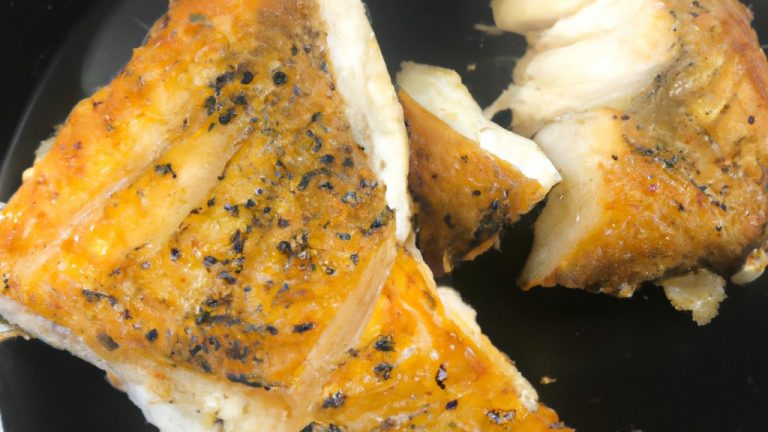Uma foto de tilápias temperadas em uma cesta de fritadeira, prontas para serem cozidas. O fundo é branco e há um texto na parte superior que diz "Receita de Tilápia na Airfryer: Sem Óleo e Muito Saborosa!"