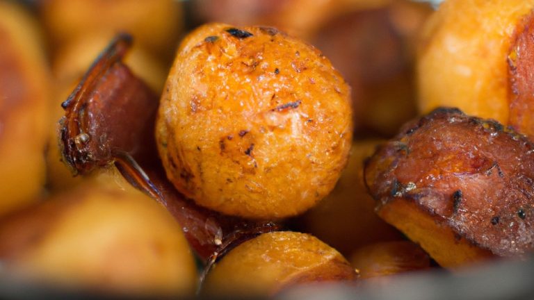 Imagem de um prato com chuchus recheados crocantes e dourados, preparados na Airfryer. O recheio é visível através do corte no topo, mostrando uma mistura colorida de carne moída, legumes e temperos.