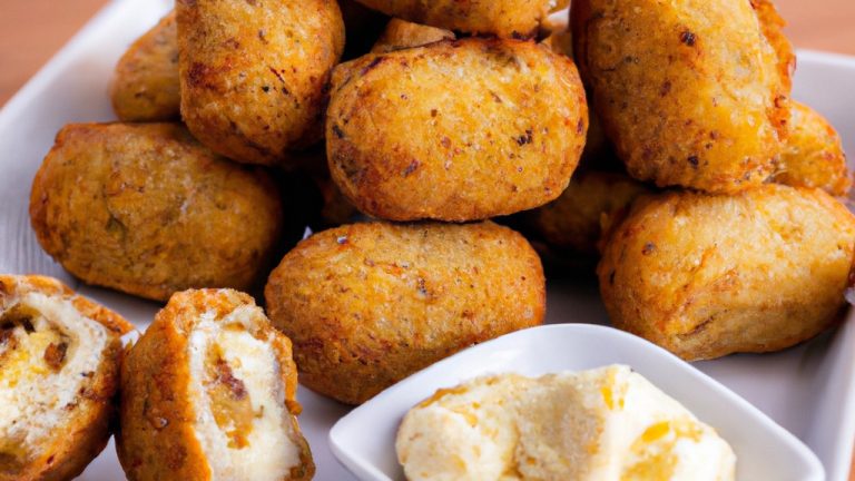 Imagem de um bolinho de batata com carne moída frito em uma Airfryer. O bolinho é dourado e crocante, com um recheio de carne moída temperada e batatas macias.