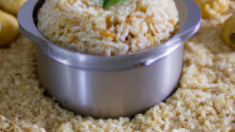 Imagem de um prato com arroz integral cozido na Airfryer. O arroz é marrom claro e tem uma textura fofa. Está coberto com ervas frescas e acompanhado de uma fatia de limão.