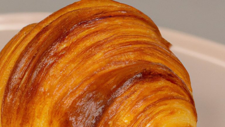 Imagem de croissants dourados e fofos preparados na airfryer, prontos para serem servidos com manteiga ou geleia. Esses croissants caseiros são fáceis de fazer e ficam prontos em apenas 30 minutos, proporcionando um café da manhã ou lanche delicioso e conveniente.