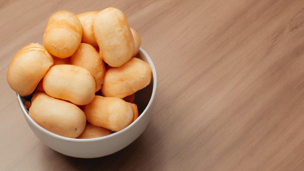Imagem de sequilhos dourados e crocantes dispostos em uma cesta de airfryer. Esses biscoitos fáceis de fazer são perfeitos para um lanche rápido ou sobremesa.
