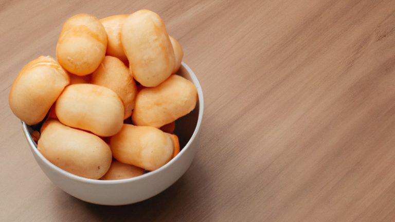 Imagem de sequilhos dourados e crocantes dispostos em uma cesta de airfryer. Esses biscoitos fáceis de fazer são perfeitos para um lanche rápido ou sobremesa.