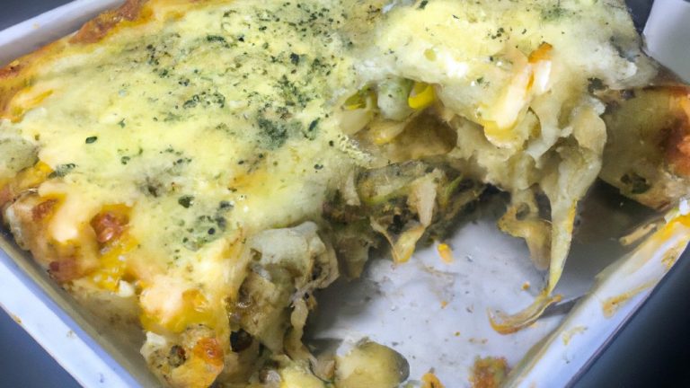 Imagem de uma lasanha vegetariana crocante e dourada, feita na Airfryer. A lasanha tem camadas de massa, vegetais grelhados, queijo derretido e molho de tomate.