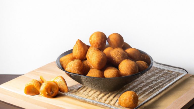 Imagem de uma airfryer preta sobre uma superfície de madeira, com o logotipo "Receitas Na Airfryer Fit" impresso na frente. A airfryer tem uma cesta removível cheia de batatas fritas douradas e crocantes. O texto "Airfryer Fit" está escrito no canto superior esquerdo da imagem, e "Receitas Saudáveis e Deliciosas" está escrito no canto inferior direito.