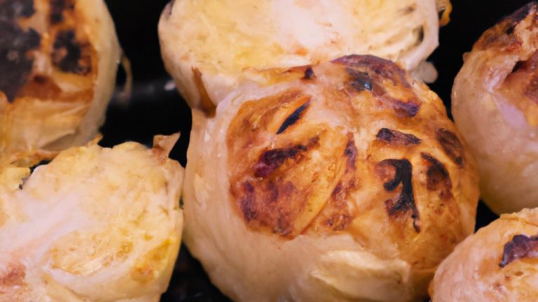 Uma imagem de repolho frito em uma Airfryer. O repolho está cortado em fatias finas e coberto com azeite, sal e pimenta. Ele é assado até ficar crocante e dourado.