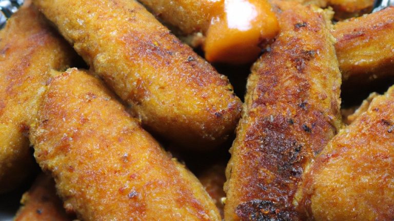 Imagem de um robalo inteiro assado na Airfryer, com pele crocante e dourado, servido em um prato branco com rodelas de limão ao lado.