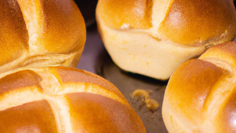 Imagem de um rocambole dourado e crocante feito de pão de forma cortado em fatias finas, enrolado com um recheio cremoso e assado em uma Airfryer.