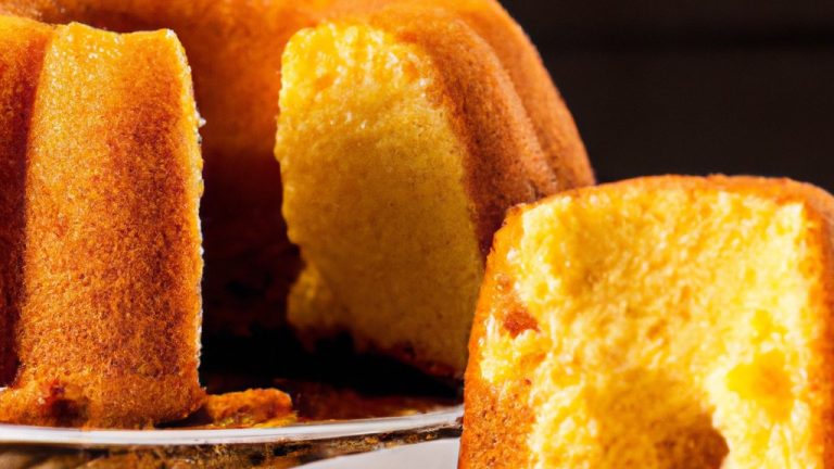 Imagem de um bolo de milho dourado e fofo, recém-saído da air fryer. O bolo é coberto com uma crosta crocante e tem um interior úmido e macio.