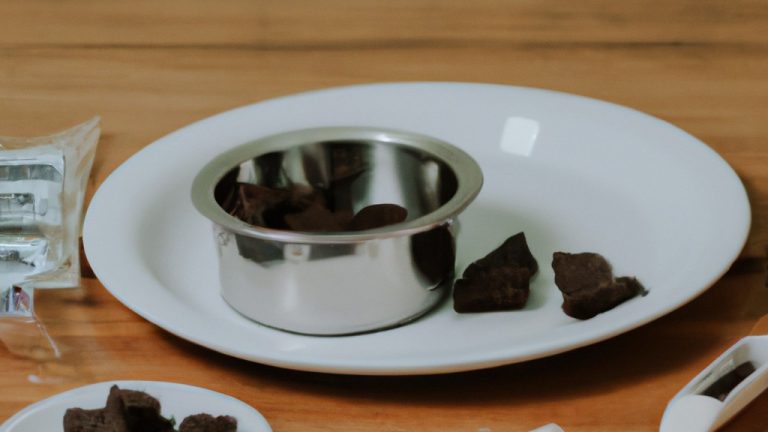 Imagem mostra uma pessoa usando uma airfryer para derreter chocolate. O chocolate é colocado em um recipiente dentro da airfryer e derrete gradualmente, criando uma textura cremosa e uniforme.