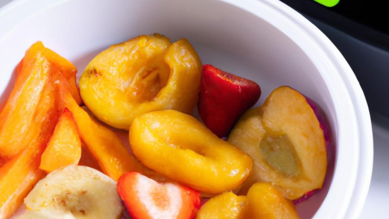 Imagem de uma tigela de frutas quentes cozidas em uma Airfryer, incluindo maçãs, peras, bananas e amoras. As frutas são cobertas com uma mistura de canela, açúcar mascavo e suco de laranja.