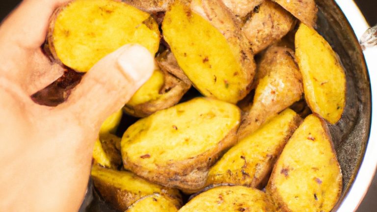 Uma imagem de batatas cortadas finamente e dispostas em uma cesta de airfryer. As batatas estão levemente douradas e crocantes, e há uma tigela de sal ao lado.