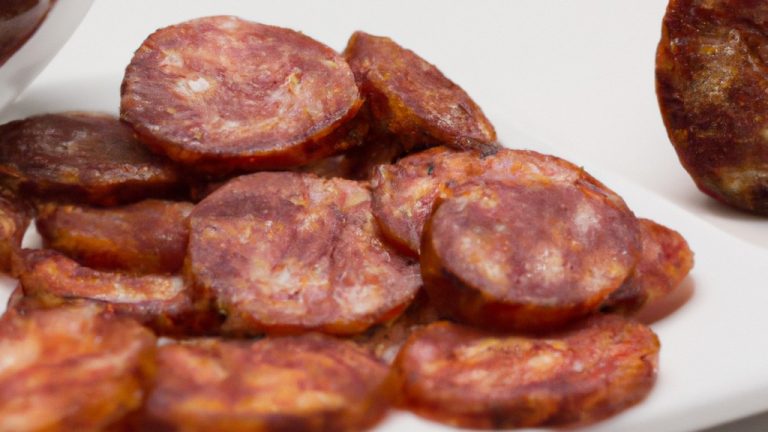 Salgadinhos crocantes de salame feitos na Airfryer, perfeitos como aperitivo ou lanche. A massa é envolvida em fatias de salame, resultando em um exterior dourado e crocante com um recheio saboroso e suculento.