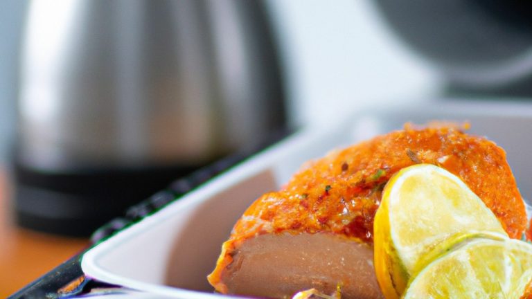 Imagem de filés de salmão assados em uma fritadeira, servidos em um prato com molho de laranja por cima. O salmão é dourado e crocante, e o molho de laranja é brilhante e cítrico.