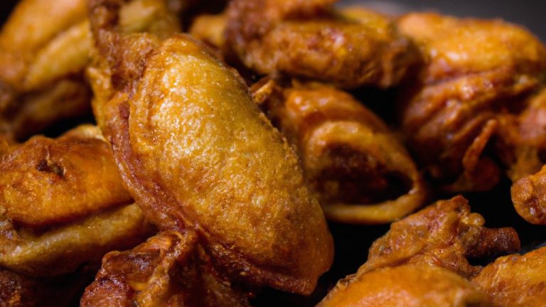 Fotografia de uma airfryer com uma cesta contendo sassami de frango douradas e crocantes. Os sassamis são empanados em uma mistura de farinha, especiarias e ervas, resultando em uma crosta crocante e saborosa.