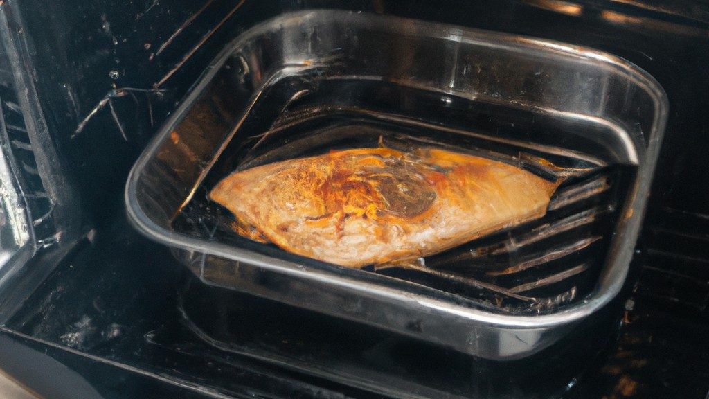 Imagem de um bife de frango dourado e suculento cozido na Airfryer, servido em um prato com legumes refogados ao lado. O bife é temperado com ervas e especiarias, dando-lhe um sabor saboroso. A Airfryer proporciona uma textura crocante por fora e macia por dentro, tornando este prato rápido e fácil de preparar.