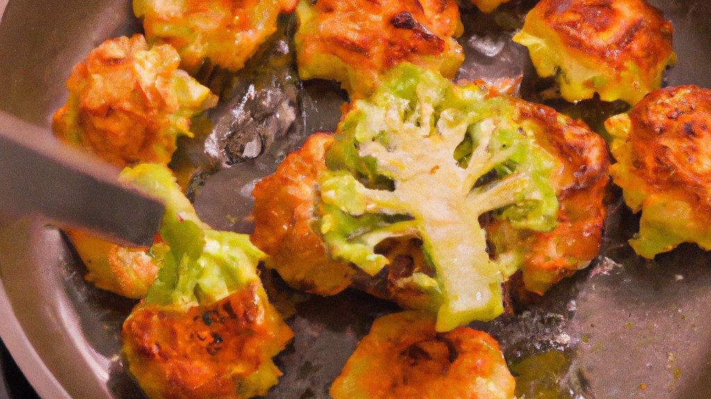 Imagem de um suflê de couve-flor dourado e crocante em uma cesta de AirFryer. A couve-flor é visível através da crosta, e o suflê está salpicado de ervas frescas.