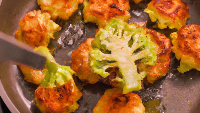 Imagem de um suflê de couve-flor dourado e crocante em uma cesta de AirFryer. A couve-flor é visível através da crosta, e o suflê está salpicado de ervas frescas.