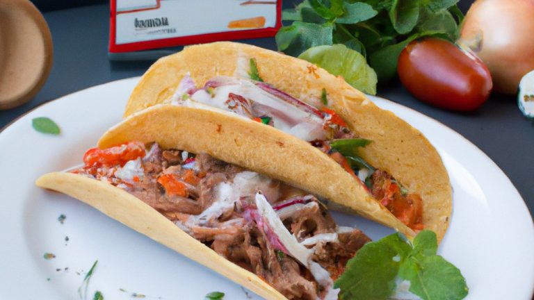 Imagem de tacos dourados e crocantes servidos em um prato com guarnições como cebola vermelha picada, coentro, queijo e fatias de limão ao lado. Esses tacos são feitos na airfryer, o que os torna uma opção fácil e rápida para uma refeição mexicana caseira.