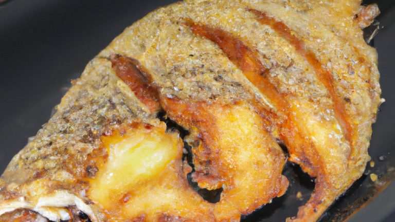 Tilápia crocante preparada na airfryer, com pele dourada e crocante destacando-se do filé branco macio e suculento. A textura contrastante cria uma experiência gastronômica deliciosa.