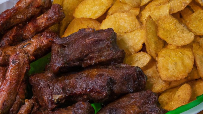 Imagem de tiras de carne crocantes e douradas preparadas em uma airfryer, acompanhadas de batatas fritas crocantes em uma tigela.