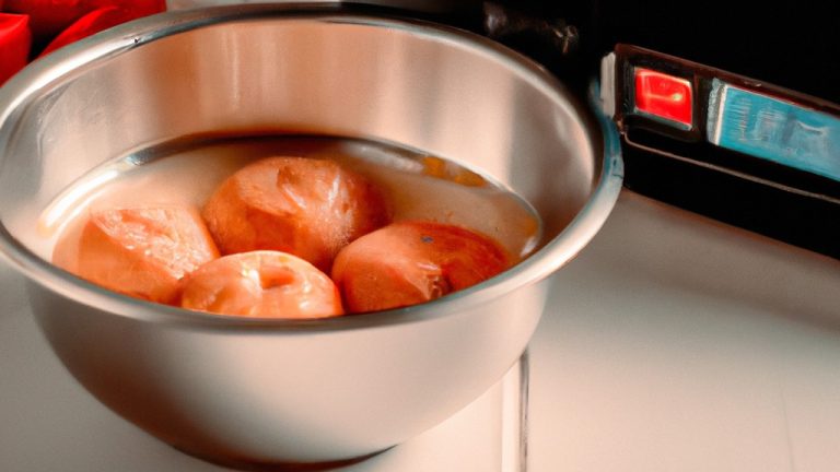 Imagem de tomates inteiros vermelhos brilhantes e suculentos em uma Airfryer, com azeite e ervas espalhados por cima. Os tomates são levemente enrugados e caramelizados nas bordas, indicando que foram cozidos até a perfeição.