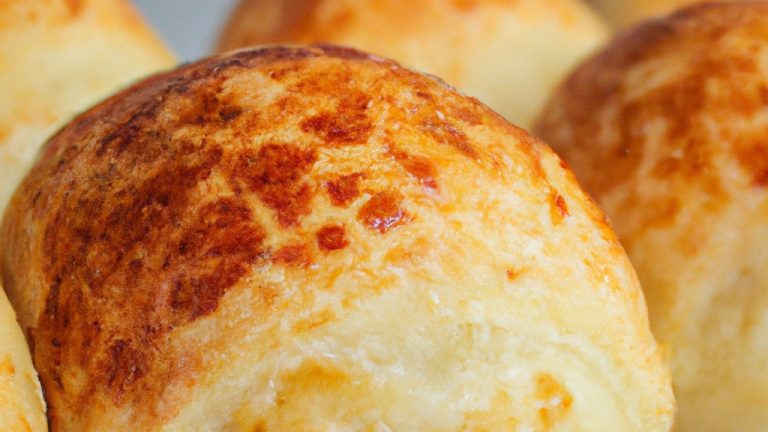 Imagem de uma airfryer com torradas americanas douradas e crocantes dentro.