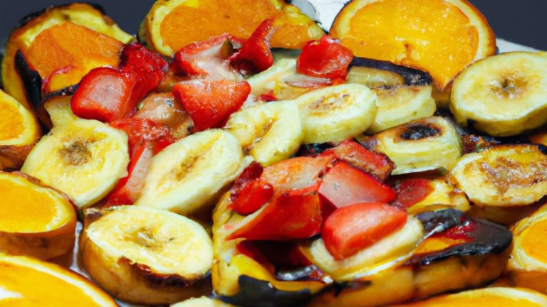 Imagem de torradas crocantes cobertas com frutas frescas e coloridas, como mirtilos, morangos e bananas. As torradas são feitas na Airfryer, resultando em um exterior crocante e um interior macio e fofo. A combinação de frutas doces e torradas crocantes cria um café da manhã ou lanche delicioso e saudável.