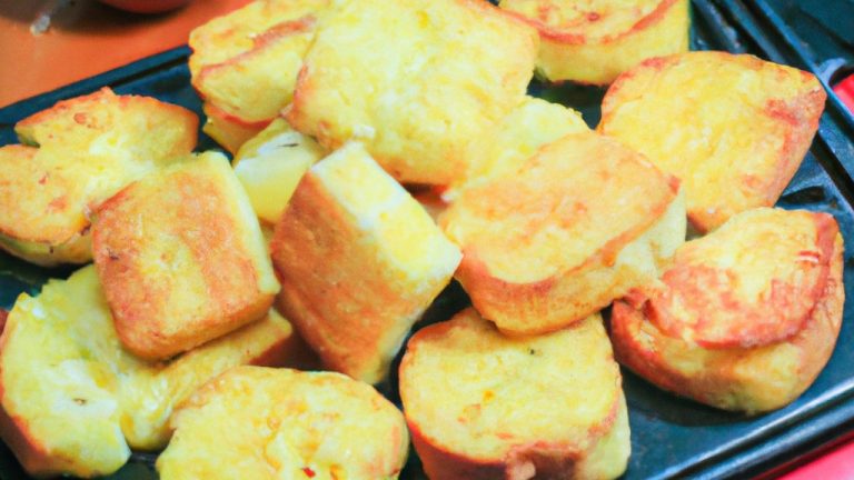 Imagem de uma torrada coberta com ovo cozido e queijo derretido em uma cesta de airfryer. A torrada é dourada e crocante, e o ovo e o queijo estão perfeitamente derretidos e borbulhantes.
