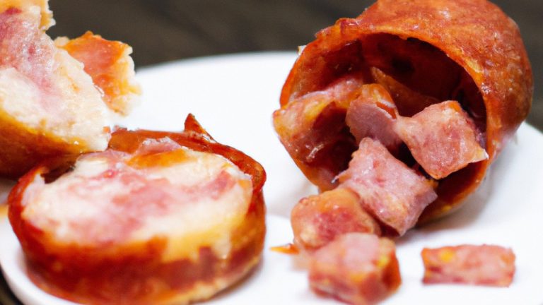 Imagem de torradas crocantes cobertas com fatias finas de salame, assadas em uma airfryer. As torradas são douradas e ligeiramente crocantes, com o salame levemente enrugado e dourado.