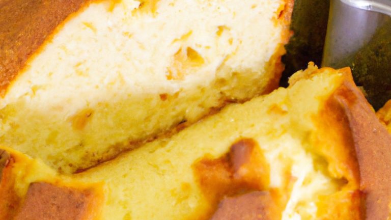 Imagem de uma torrada de bolo crocante e dourada feita em uma Airfryer, com gotas de glacê escorrendo pelas laterais. A torrada é coberta com uma cobertura de migalhas e decorada com frutas vermelhas frescas.