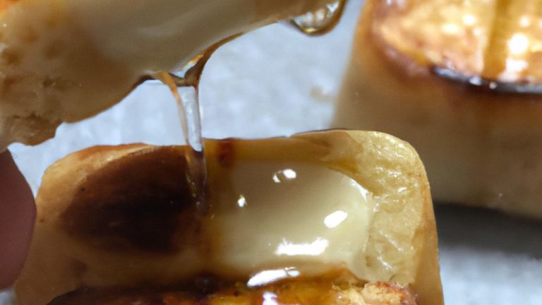Uma fatia de pão torrado dourado na Airfryer, coberta com queijo derretido e doce de leite pegajoso. A torrada é crocante por fora e macia por dentro, com o doce de leite e o queijo criando uma combinação doce e salgada irresistível.
