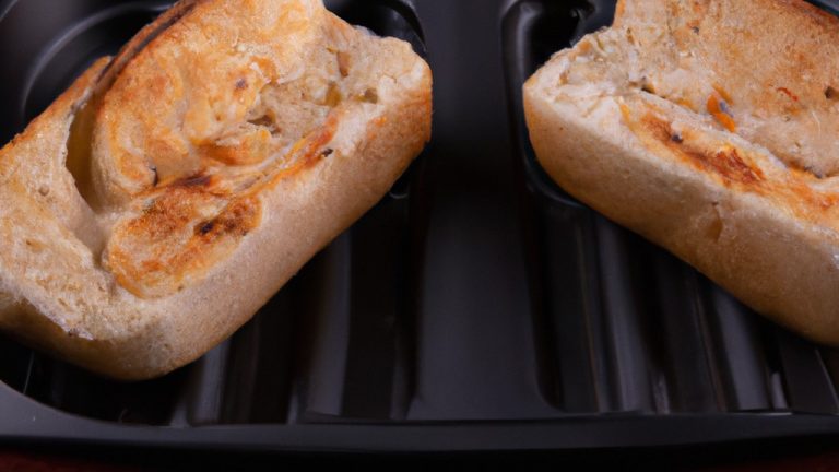 Imagem mostra uma fatia de pão integral torrada na Airfryer, coberta com queijo derretido. O pão está dourado e crocante, e o queijo está borbulhante e dourado.
